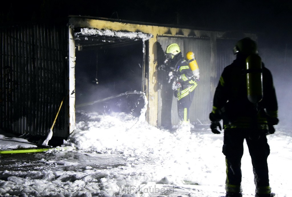 Feuer Hinterhof Garagen Koeln Hoehenberg Olpenerstr P046.JPG - Miklos Laubert